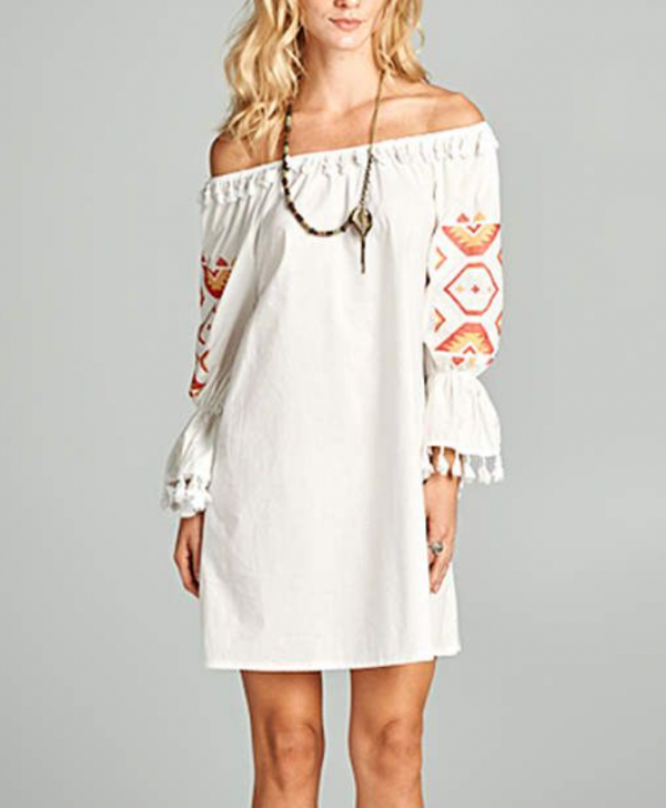 Dress off shoulder dengan aksen tassel